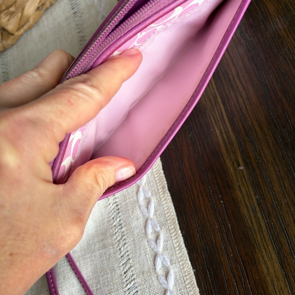 Coach Chelsea Collection Wristlet Clutch with hangtag
🎉Host Pick🎉 - Picture 4 of 11